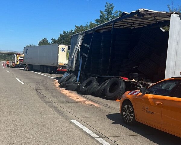 Nach Unfall: LKW-Reifen verteilten sich auf der A14