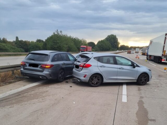 Fahrflucht auf A 2 nach Unfall mit drei PKW