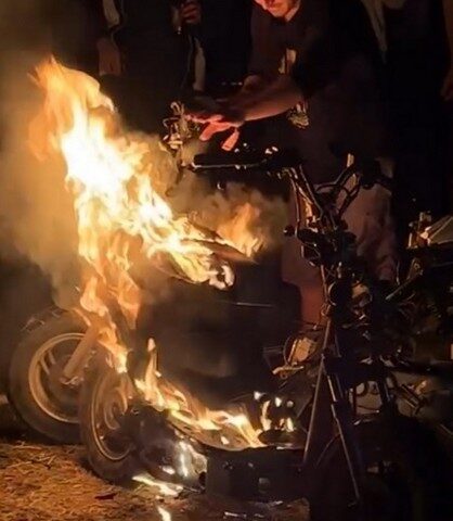 Öffentlichkeitsfahndung nach Brandstiftung: Unbekannter steckt zwei Motorroller an