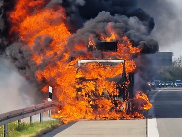 Feuerwehr im Einsatz: LKW brennt auf der A 14