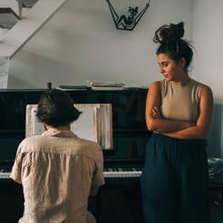 Salvador Sobral veröffentlicht neue Single „de la mano de tu voz“ (feat. Silvana Estrada)