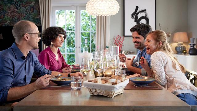 Komödie: Gäste zum Essen (ZDF  20:15 – 21:45 Uhr)