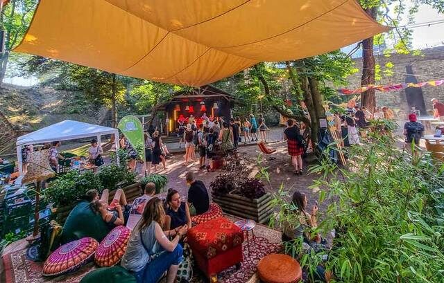 Mit METAMORPHOSIS in Luises Garten wird heute die Gartensession feierlich beendet