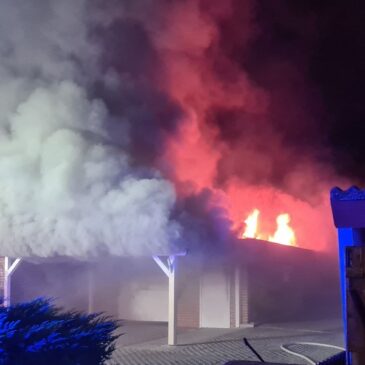 Feuerwehr im Einsatz: Garagenbrand und PKW in Flammen