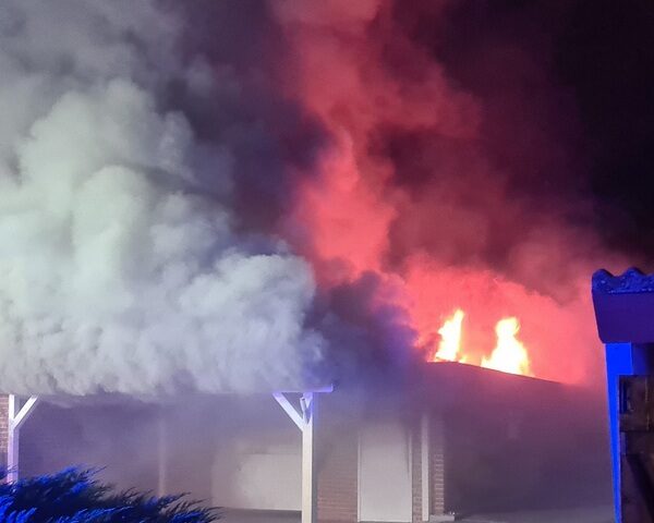 Feuerwehr im Einsatz: Garagenbrand und PKW in Flammen