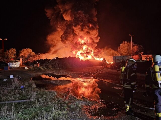 Feuerwehr im Einsatz: Brand auf Schrottplatz