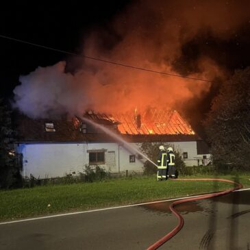 95 Kameraden der Freiwilligen Feuerwehren im Einsatz: Zwei Verletzte und 300.000 Euro Schaden durch Feuer in Mehrfamilienhaus