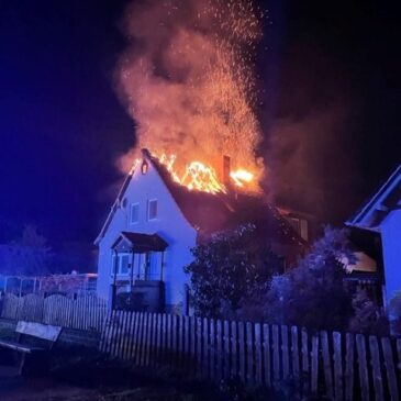 Feuerwehr im Einsatz: Einfamilienhaus brennt in Harsleben