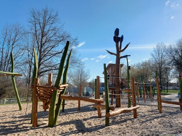 Oberbürgermeisterin eröffnet neugestaltete Spiel- und Freizeitfläche im Otternweg