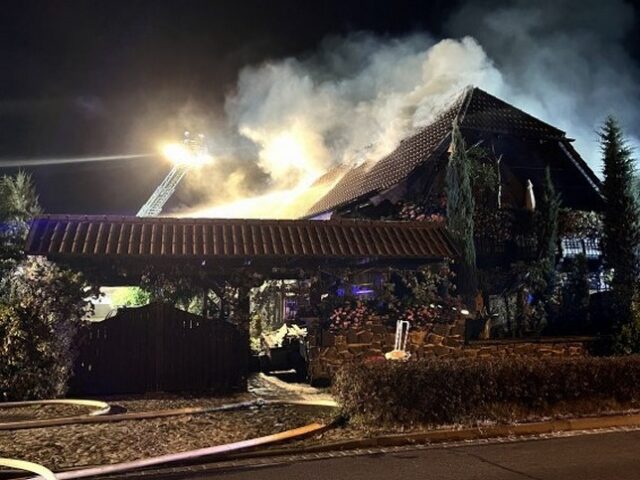 Feuerwehr im Einsatz: Einfamilienhaus brennt in Flechtingen