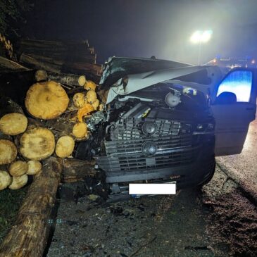 Unter Alkoholeinwirkung kracht ein Autofahrer in Holzstapel