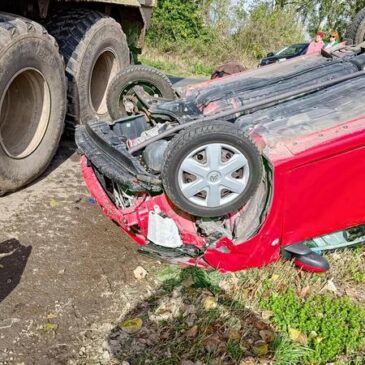 Unfall auf der B246: Autofahrer fährt gegen Traktor-Anhänger