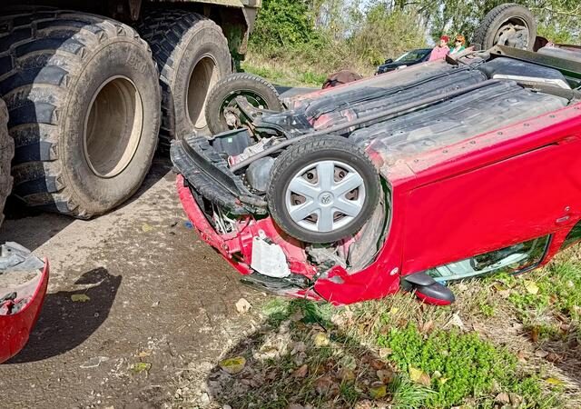 Unfall auf der B246: Autofahrer fährt gegen Traktor-Anhänger