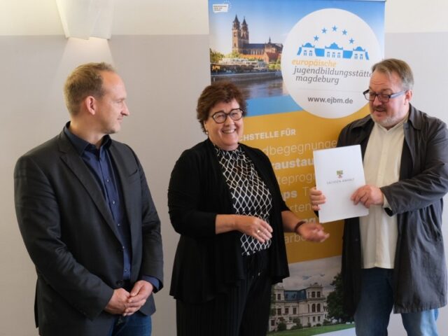 Sozialministerin Grimm-Benne übergibt Zuwendungsbescheide an Jugendbildungseinrichtung in Magdeburg