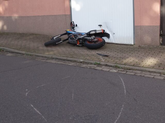 Verkehrskontrolle: Motorradfahrer haut ab, stürzt und wird schwer verletzt