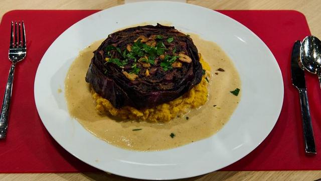 Die Küchenschlacht: Rotkohl-„Steak“ vs. Zweierlei vom Blumenkohl