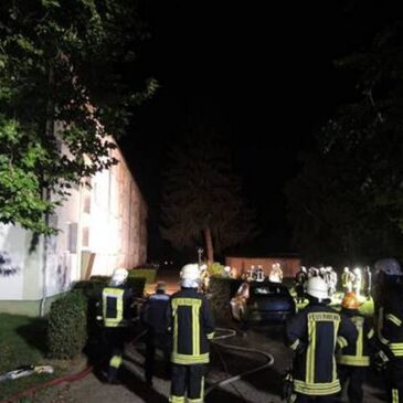 Feuerwehr im Einsatz: Brand in Mehrfamilienhaus
