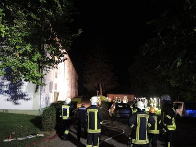 Feuerwehr im Einsatz: Brand in Mehrfamilienhaus