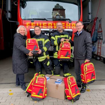 Helios Fachklinik Vogelsang-Gommern übergibt Notfallrucksäcke an Freiwillige Feuerwehr Gommern