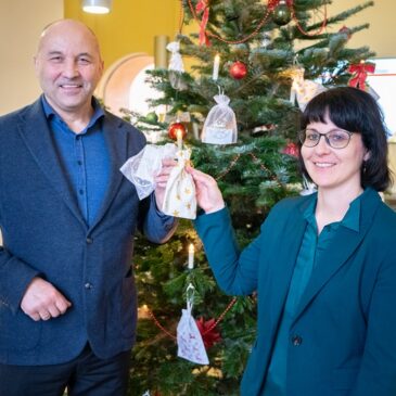 Wunschweihnachtsbaumaktion startet im Alten Rathaus / Kindern ein Lächeln ins Gesicht zaubern