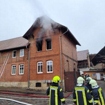 Feuerwehr im Einsatz: Mehrfamilienhaus brennt in Neinstedt