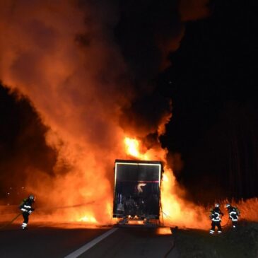 Feuerwehr im Einsatz: LKW brennt auf der A2