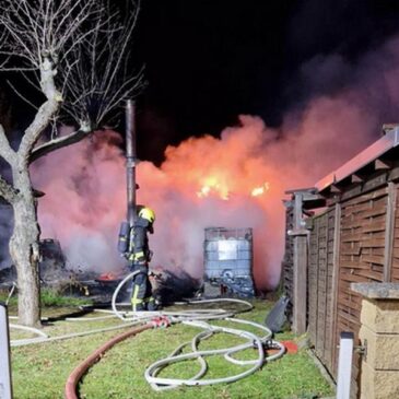 Feuerwehr im Einsatz: Gartenlaube in Vollbrand