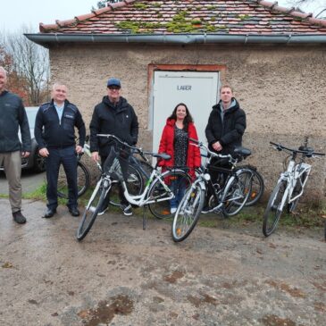 Kleine Geste, große Freude: Bundespolizei übergibt sieben Fahrräder an das Cornelius-Werk in Burg