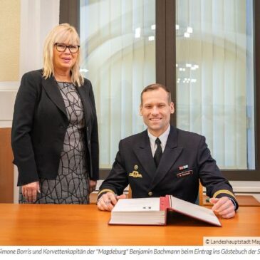 Empfang der Landeshauptstadt für den neuen Kommandanten der Korvette „Magdeburg“ / Kapitän Benjamin Bachmann trug sich in das Gästebuch ein