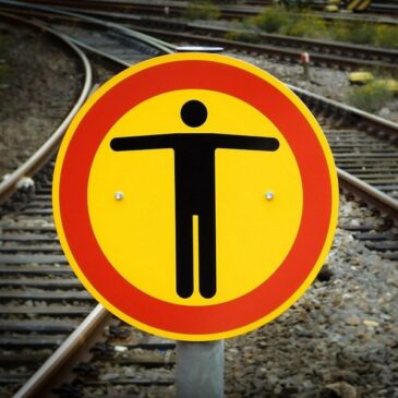 Mann überquert unbefugt Bahngleise: Statt Einsicht zu zeigen, leistet er Widerstand