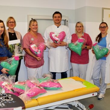 ÖSA-Mitarbeiterinnen übergeben Herzkissen an Krebs erkrankte Frauen