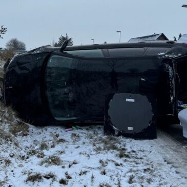 Straßenglätte: 29-Jährige Autofahrerin kommt von der Fahrbahn ab, überschlägt sich und wird schwer verletzt