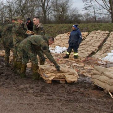 Arbeiten im Hochwassergebiet Sachsen-Anhalt: Soldaten nur bei Tag im Einsatz