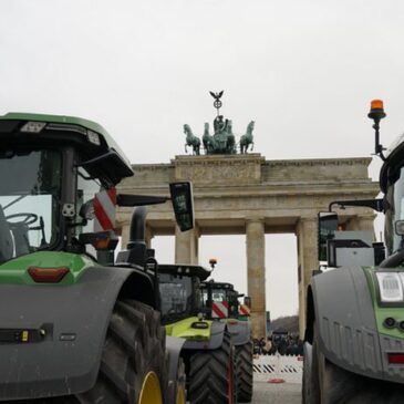 Kundgebung von Landwirtschaft und Transportgewerbe heute am 15. Januar 2024 / Großdemonstration am Brandenburger Tor in Berlin