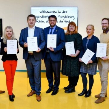 Minister Sven Schulze überreicht Gütesiegel „Reisen für Alle“ an DJH-Landesverband Sachsen-Anhalt