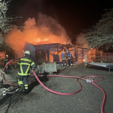 Feuerwehr im Einsatz: Unterstand in Vollbrand