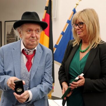Frank Hengstmann trug sich in das Goldene Buch ein / Oberbürgermeisterin würdigte den Magdeburger Kabarettisten im Alten Rathaus