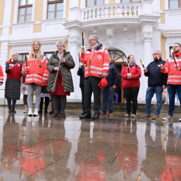 „Licht der Hoffnung und Menschlichkeit“ des Roten Kreuzes in Magdeburg entfacht