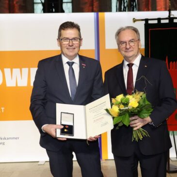 Ministerpräsident Haseloff überreichte Ehrennadel an Hagen Mauer