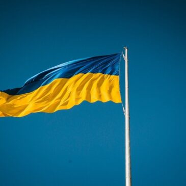 Zeichen der Solidarität: Ukrainische Flagge an Dienstgebäuden in Sachsen-Anhalt