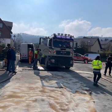 Verkehrsunfall Baustelle: LKW verliert 300 Liter Dieselkraftstoff