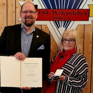 Landrat übergibt Ehrennadel an Christel Ebeling aus Wefensleben