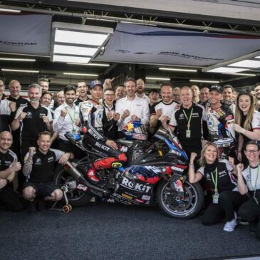 Perfekter Samstag in Barcelona: Poleposition und erster Sieg für Toprak Razgatlioglu und das ROKiT BMW Motorrad WorldSBK Team.
