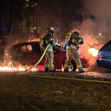 Feuerwehr im Einsatz: Brennende PKW in Neue Neustadt