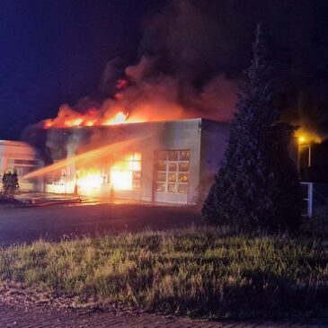 Feuerwehr im Einsatz: Werkstatt steht in Flammen
