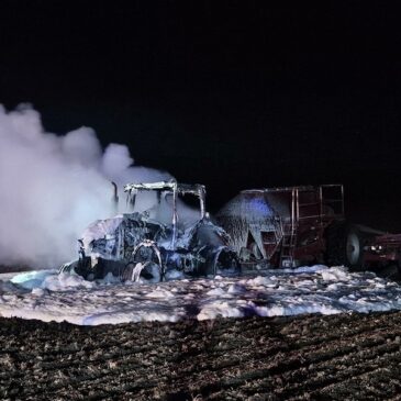 Feuerwehr im Einsatz: Traktor touchiert Strommasten und gerät in Brand / Traktorfahrer schwer verletzt