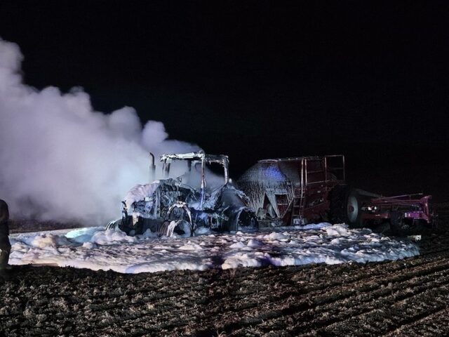 Feuerwehr im Einsatz: Traktor touchiert Strommasten und gerät in Brand / Traktorfahrer schwer verletzt