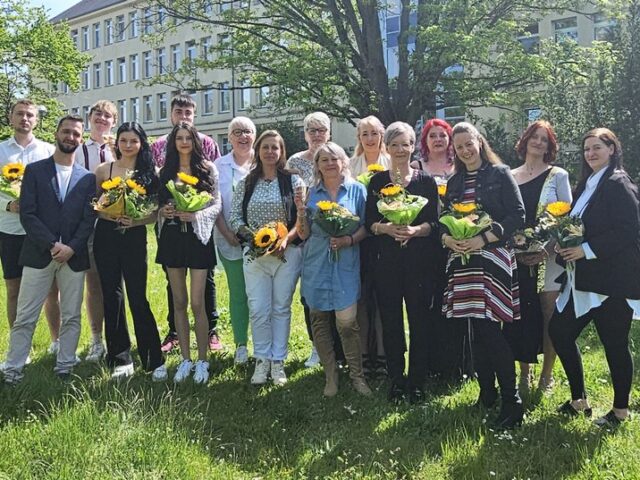 Krankenpflegehelfer feiern erfolgreichen Ausbildungsabschluss