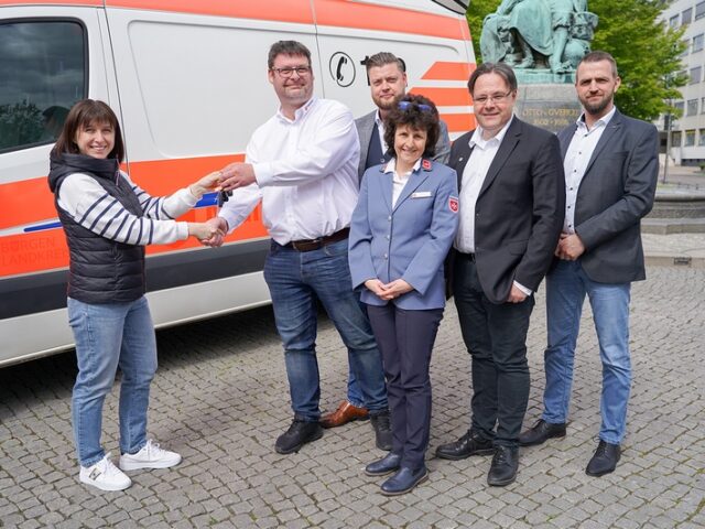 Offizielle Übergabe eines Rettungsfahrzeugs und Förderung der Schülerpartnerschaft / Magdeburg unterstützt langjährige Partnerstadt Saporischschja