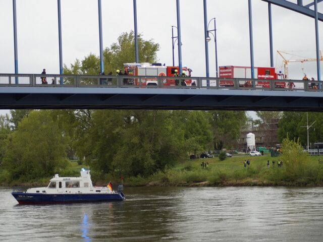 Spektakuläre Einsatzübungen auf und an der Elbe / Berufsfeuerwehr startet Veranstaltungsreihe zum 150-jährigen Jubiläum